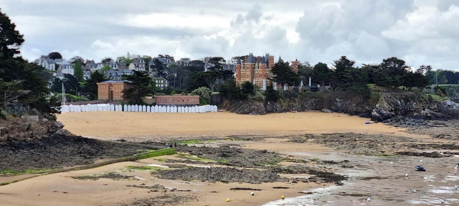 Petit Châtelet bis Hirel Buitenkant foto